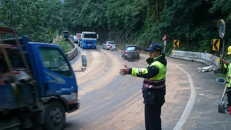蘇花公路發生車禍警察趕至現場指揮交通