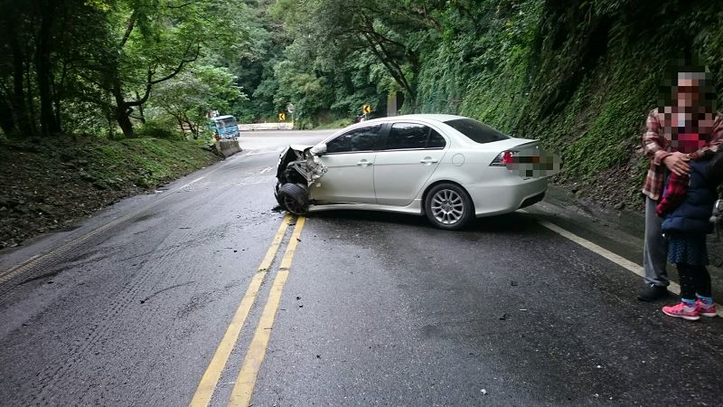 輪胎打滑撞及對面曳引車自小客車