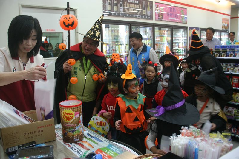 不給糖就搗蛋小七店長送糖果消災