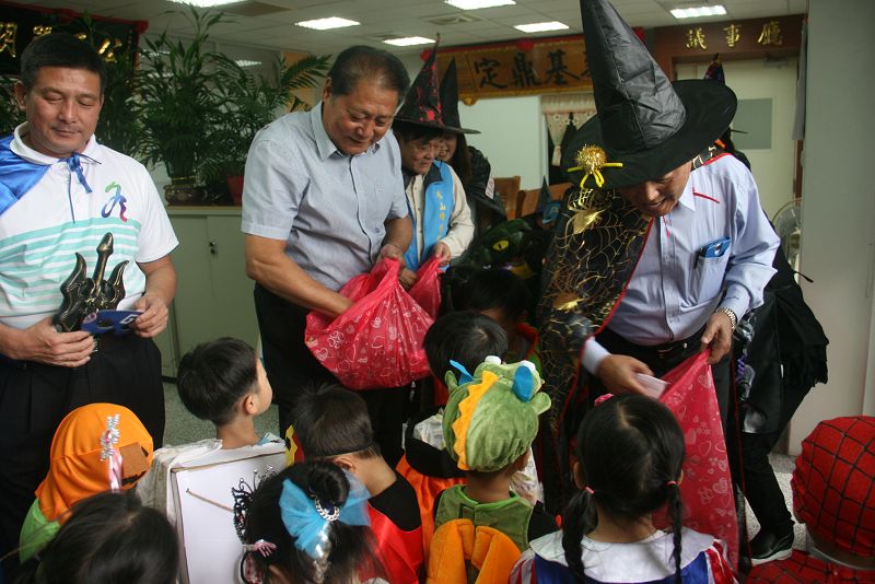 冬山鄉民代表會主席黃強呈發放糖果給眾小鬼