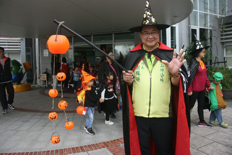 冬山鄉長謝燦輝巫師打扮