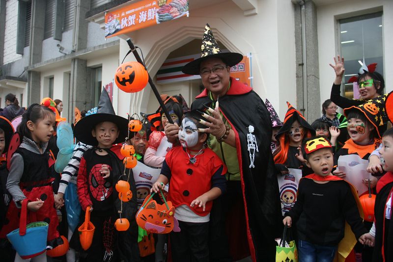 鄉長謝燦輝與眾小鬼