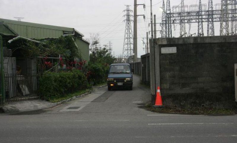 清溝路301巷興義成路形成90度影響行車安全