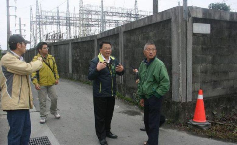 立委陳歐珀接受民眾陳情到現場勘察。