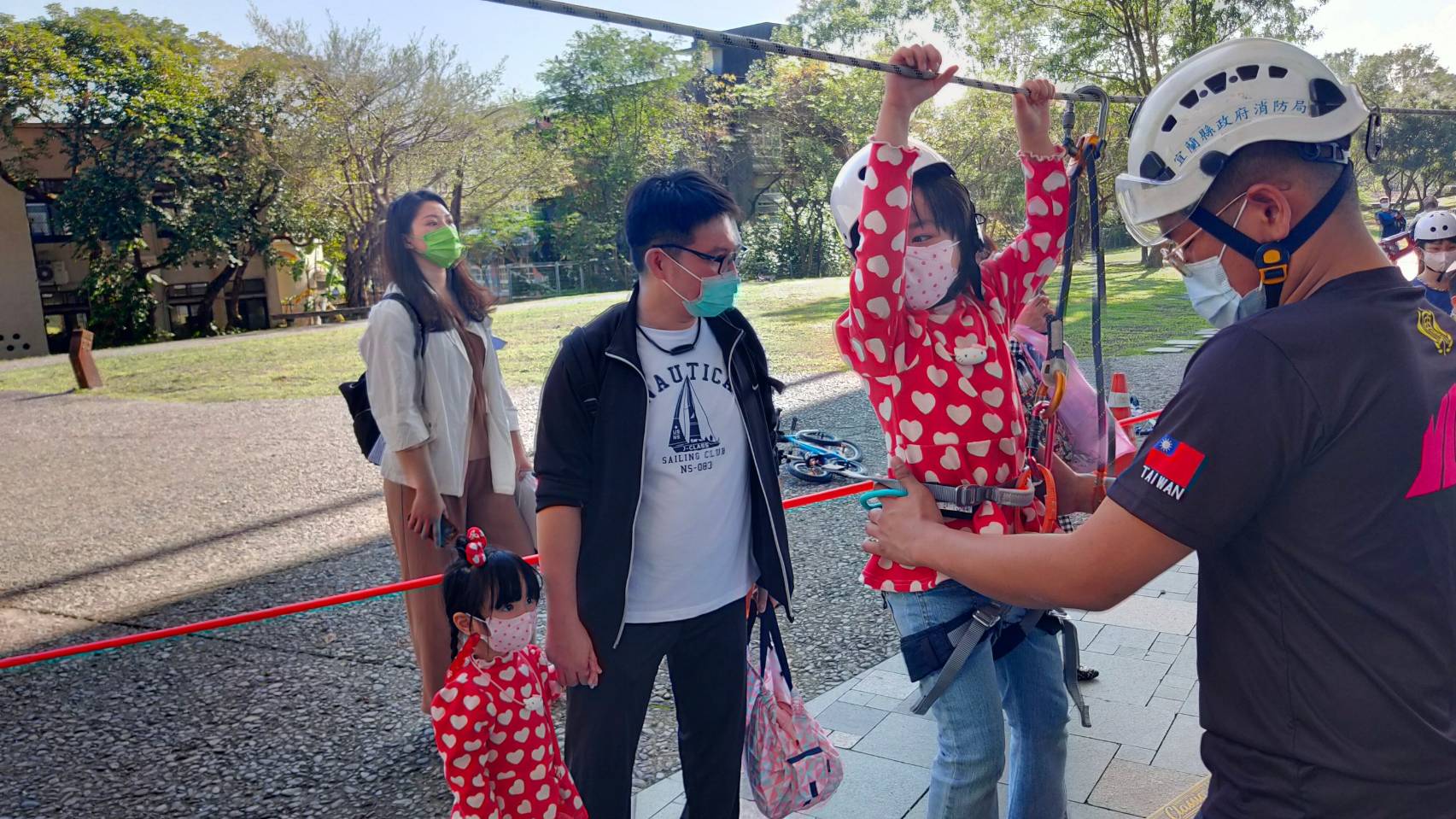 【記者李寶琴/羅東報導】 宜蘭縣府消防局今( 14)日在羅東文化工場，舉辦「112年度119消防節」防火宣導活動，由於各式防火消防裝備齊全，配合現場訓練精實的消防人員垂降及上攀等高難度表演，還有宣導攤位提供各式各樣新鮮好奇競賽活動，吸引眾多大小朋友參與，紛紛拍手大聲叫好!