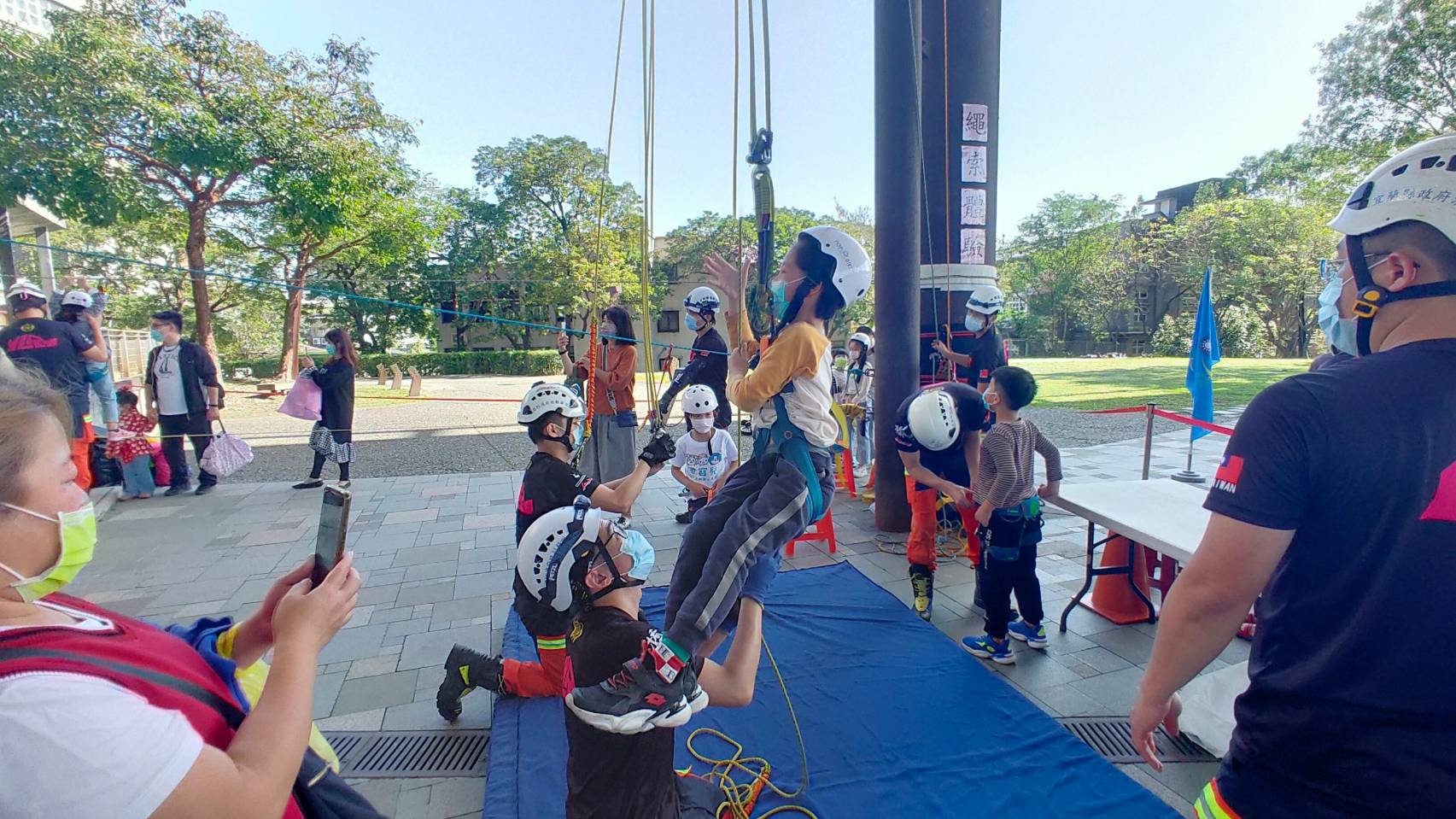 【記者李寶琴/羅東報導】 宜蘭縣府消防局今( 14)日在羅東文化工場，舉辦「112年度119消防節」防火宣導活動，由於各式防火消防裝備齊全，配合現場訓練精實的消防人員垂降及上攀等高難度表演，還有宣導攤位提供各式各樣新鮮好奇競賽活動，吸引眾多大小朋友參與，紛紛拍手大聲叫好!