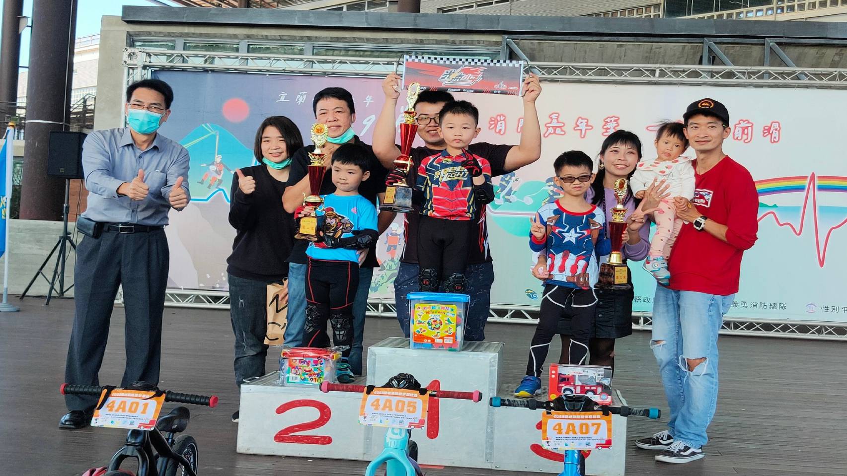 【記者李寶琴/羅東報導】 宜蘭縣府消防局今( 14)日在羅東文化工場，舉辦「112年度119消防節」防火宣導活動，由於各式防火消防裝備齊全，配合現場訓練精實的消防人員垂降及上攀等高難度表演，還有宣導攤位提供各式各樣新鮮好奇競賽活動，吸引眾多大小朋友參與，紛紛拍手大聲叫好!