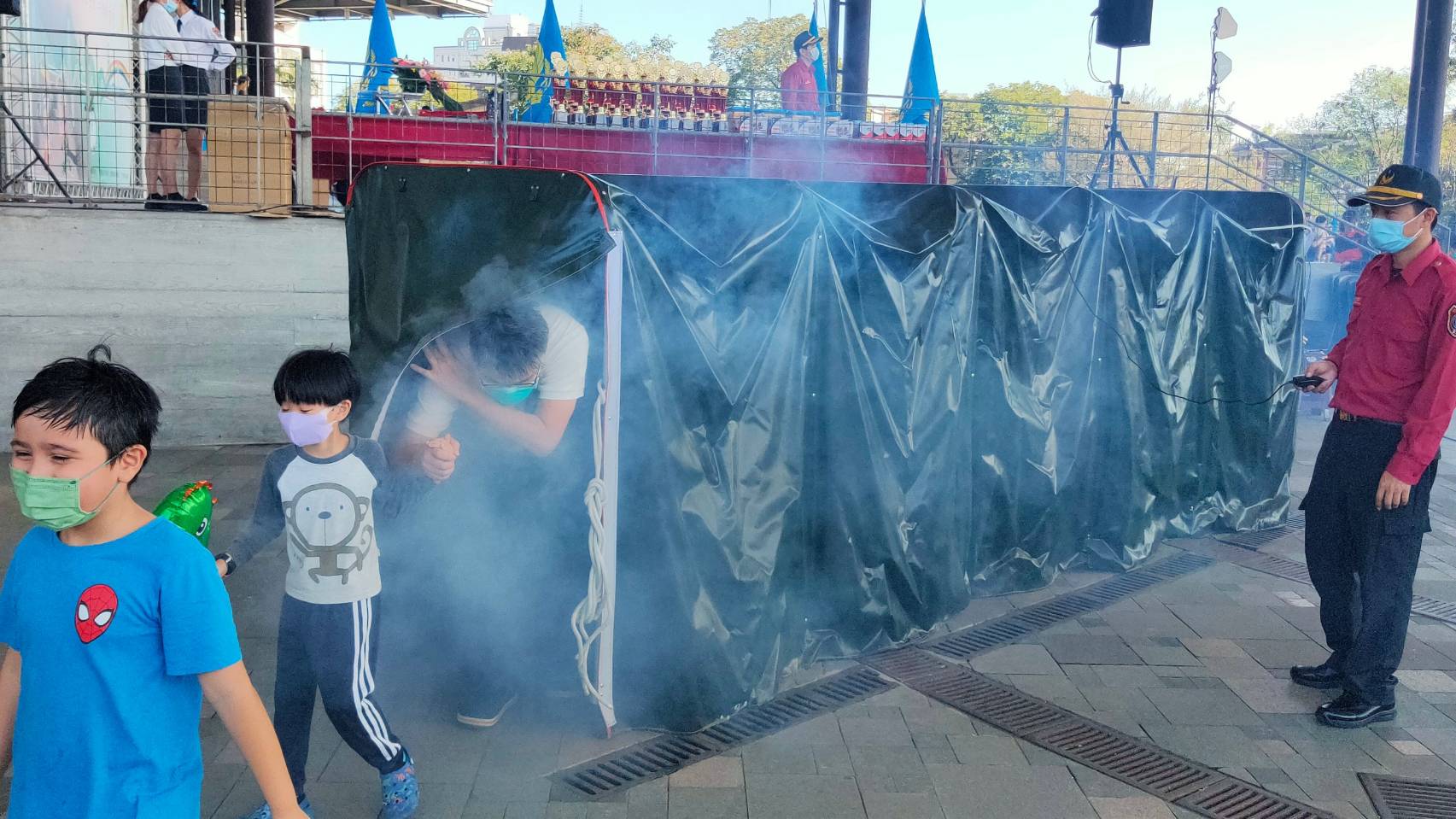 【記者李寶琴/羅東報導】 宜蘭縣府消防局今( 14)日在羅東文化工場，舉辦「112年度119消防節」防火宣導活動，由於各式防火消防裝備齊全，配合現場訓練精實的消防人員垂降及上攀等高難度表演，還有宣導攤位提供各式各樣新鮮好奇競賽活動，吸引眾多大小朋友參與，紛紛拍手大聲叫好!