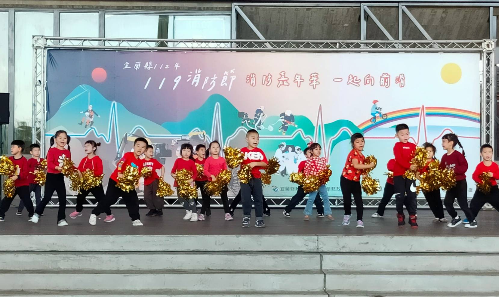 【記者李寶琴/羅東報導】 宜蘭縣府消防局今( 14)日在羅東文化工場，舉辦「112年度119消防節」防火宣導活動，由於各式防火消防裝備齊全，配合現場訓練精實的消防人員垂降及上攀等高難度表演，還有宣導攤位提供各式各樣新鮮好奇競賽活動，吸引眾多大小朋友參與，紛紛拍手大聲叫好!