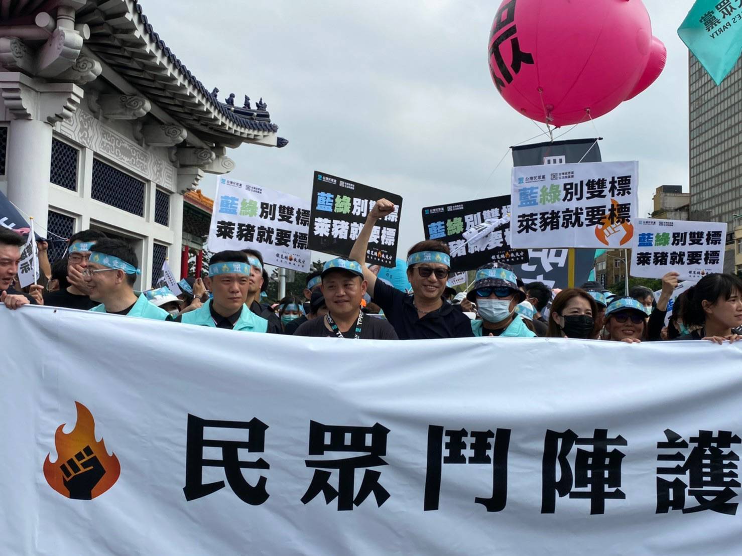 民眾黨率宜蘭民眾北上反萊豬