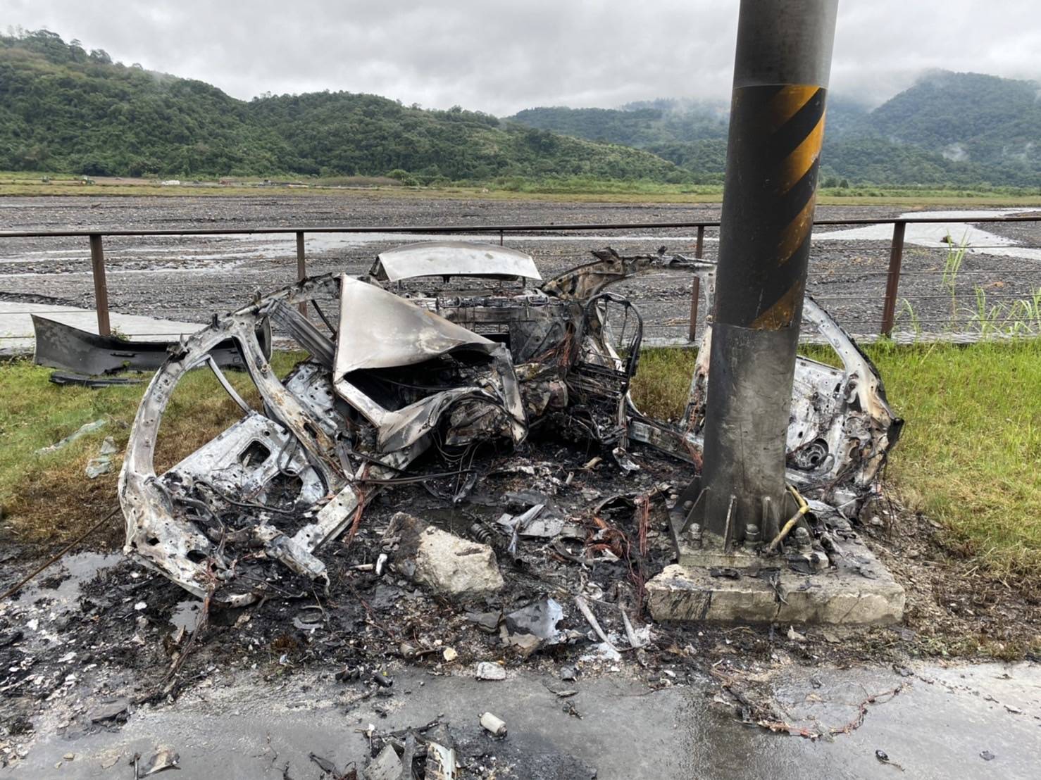 三星牛鬥自小客自撞燒毀