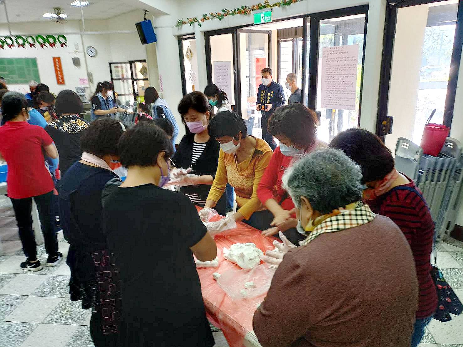  羅東維安社區長幼攜手搓圓圓