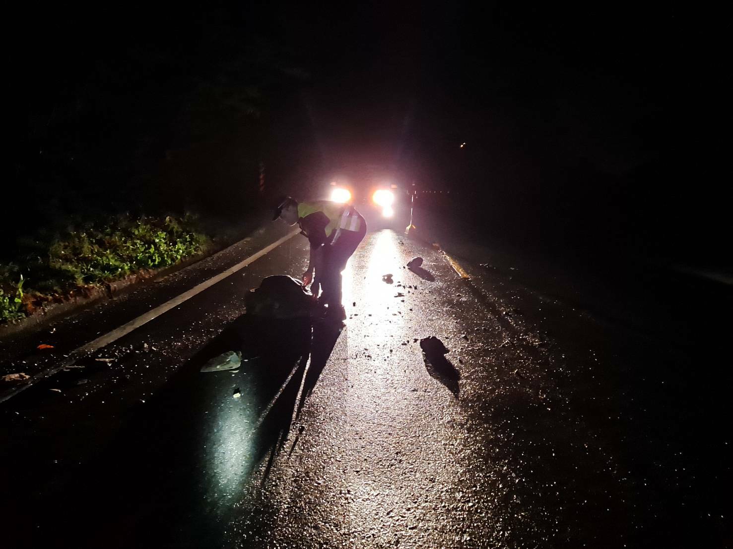 三星警方暗夜冒雨清除保平安