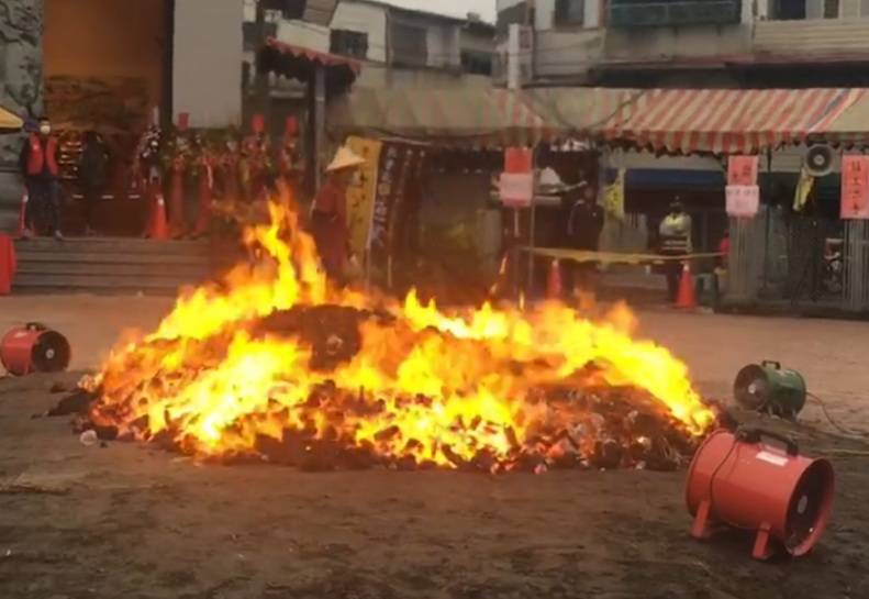 二結王公廟三王公千秋過火祀典儀式活動，是五結鄉宗教一大盛事；今(18)日舉行「抓童乩 跳過火」宗教科儀活動，信眾踏過1萬2000斤炭火，於寒流中盛大展開；為期8天的二結王公文化節於總算畫下句點。