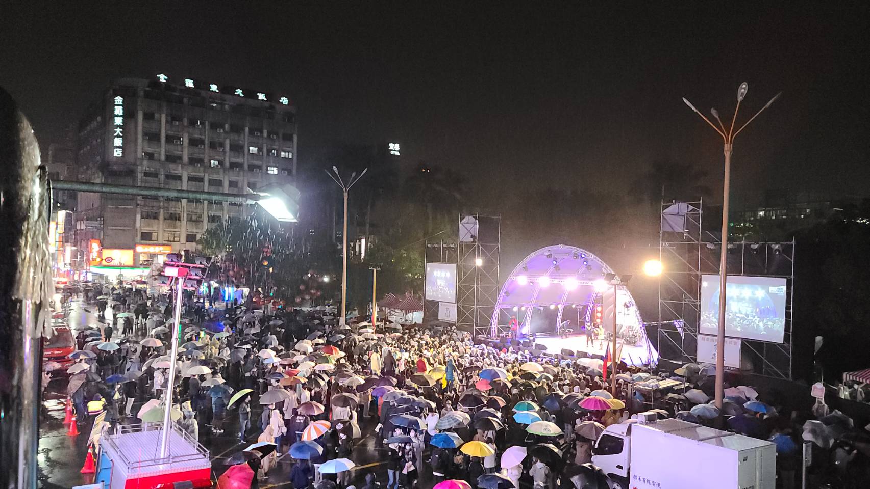 羅東跨年雨中照嗨熱情四射