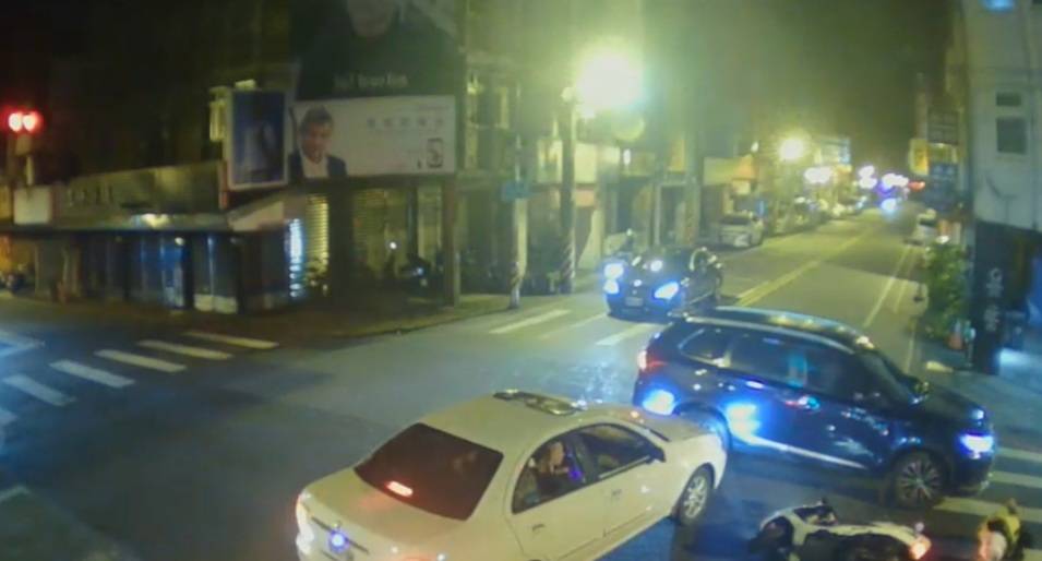 暖警開道協助民眾送醫