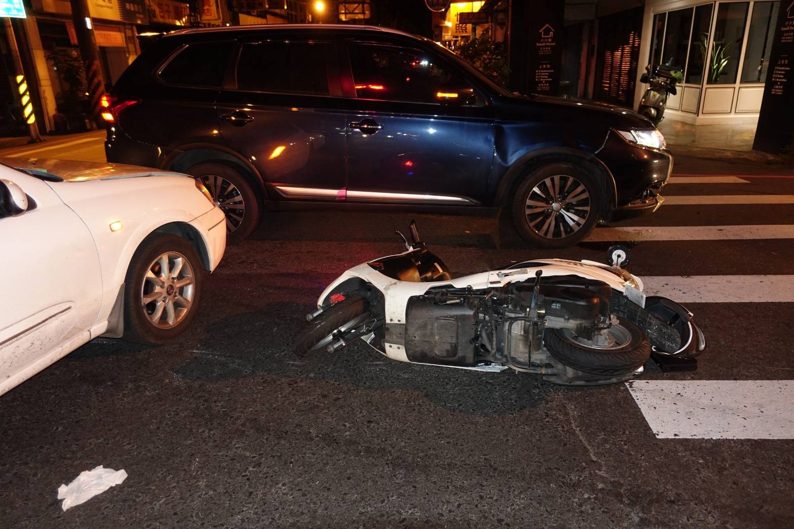 暖警開道協助民眾送醫