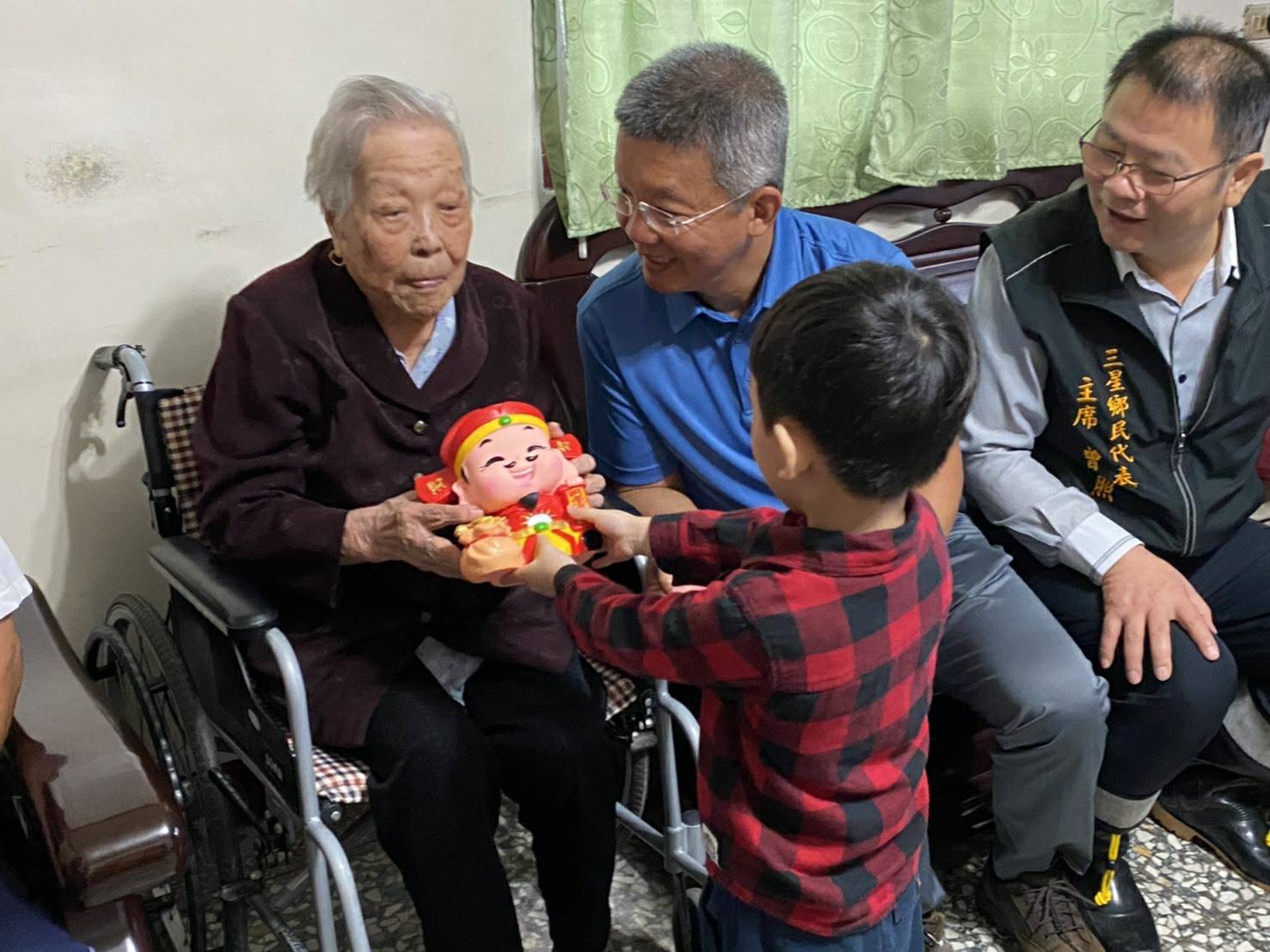 李志鏞帶兒歌吟唱逗笑108歲人瑞陳阿燕