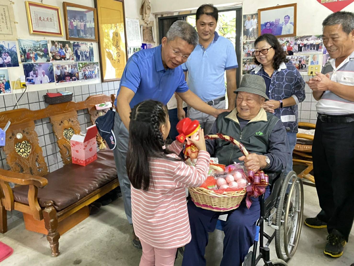 李志鏞帶兒歌吟唱逗笑108歲人瑞陳阿燕