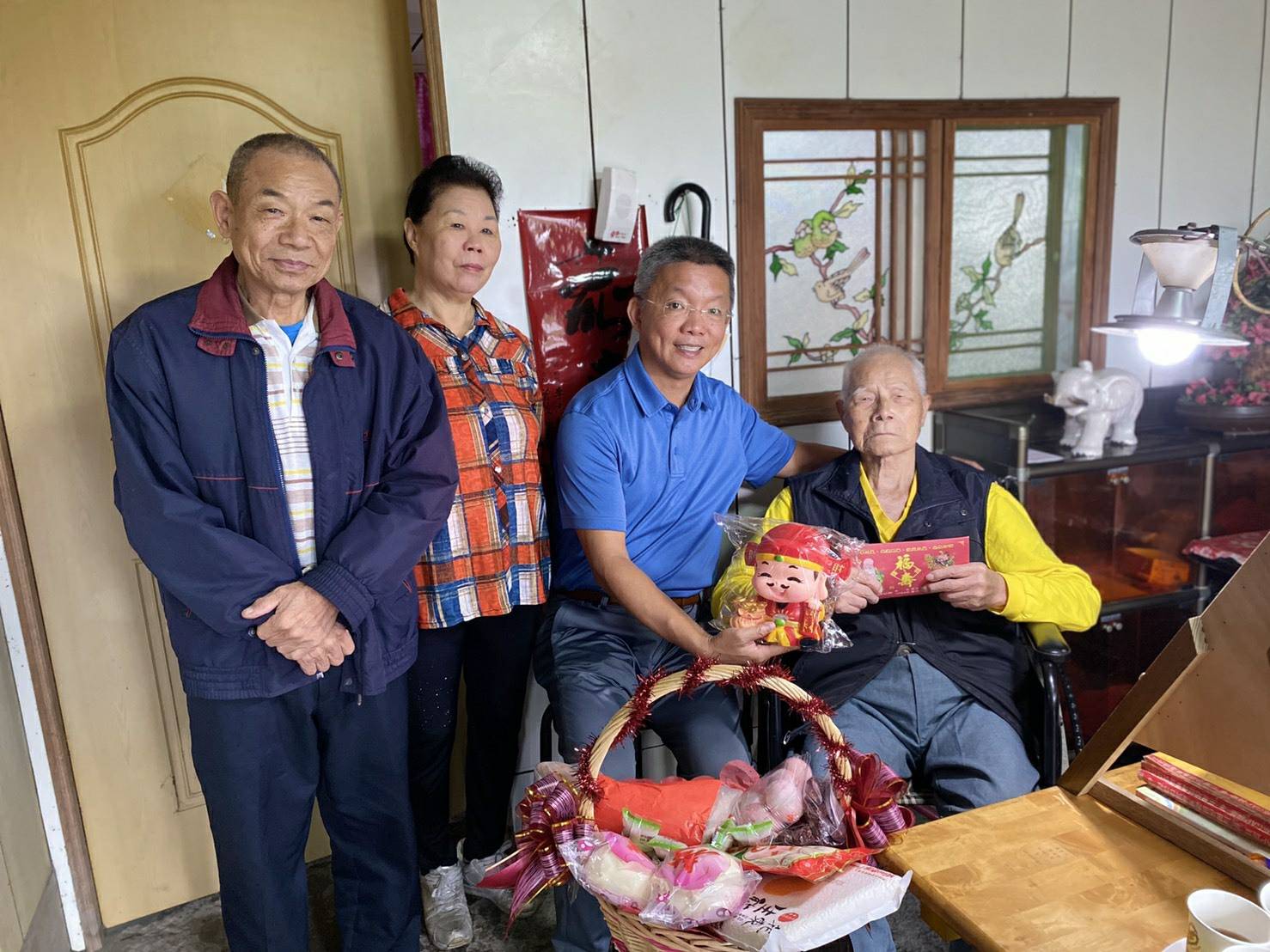 李志鏞帶兒歌吟唱逗笑108歲人瑞陳阿燕