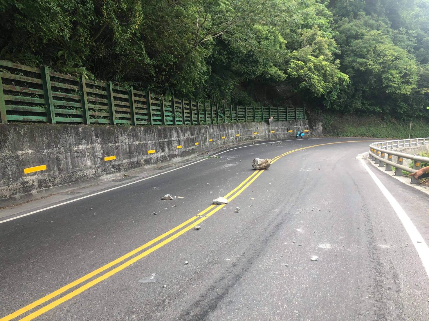 蘇花公路落石砸2車