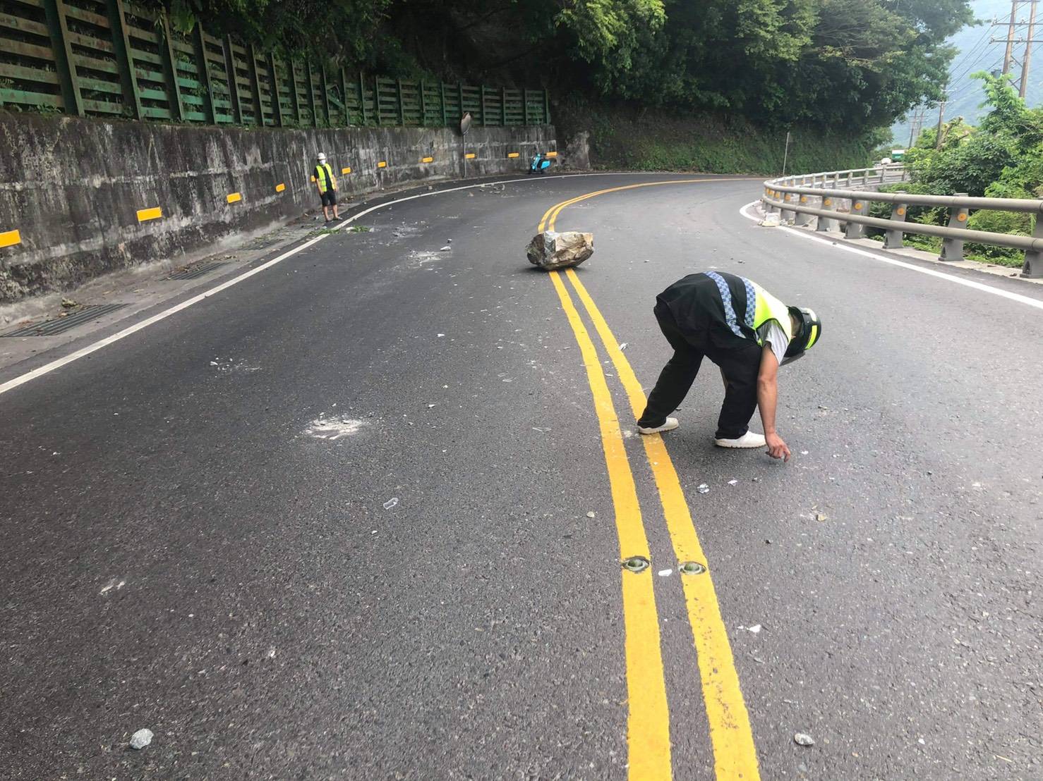 蘇花公路落石砸2車