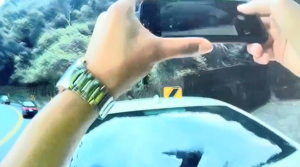 蘇花公路落石砸2車