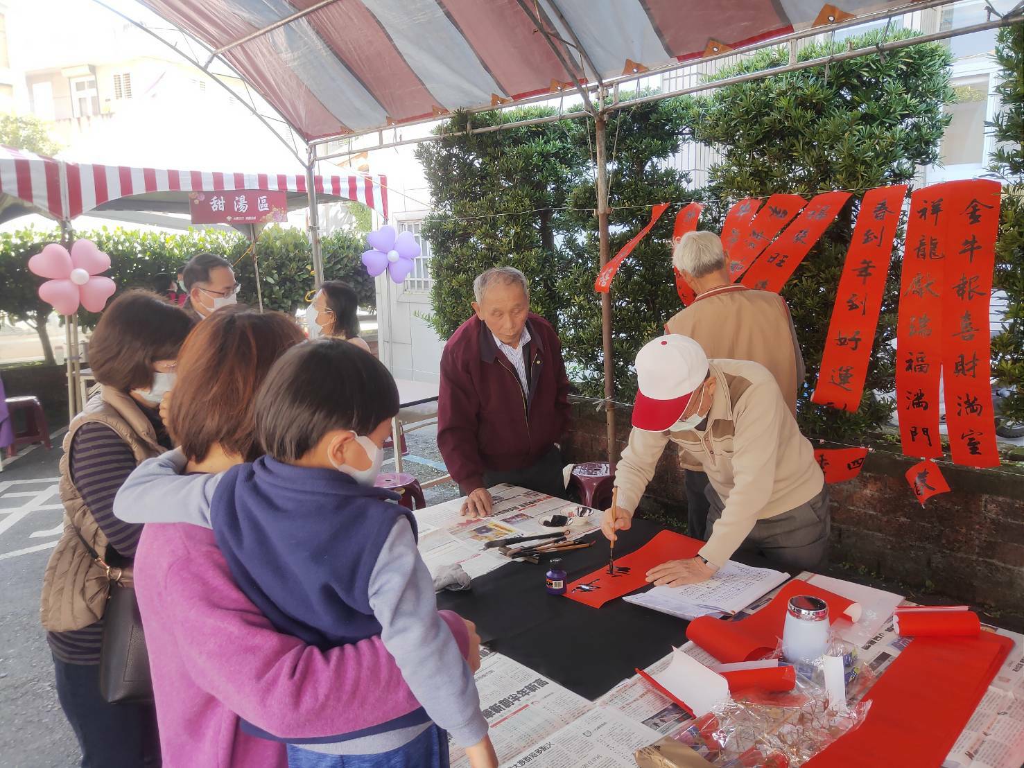 五結鄉辦名家揮毫送春聯
