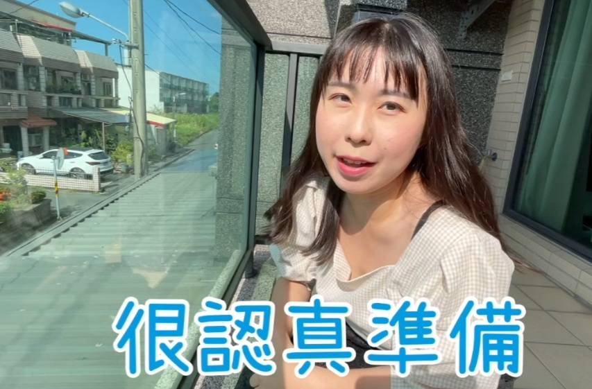 當所有畢業生均線上進場後，主持人校教務主任劉如旻逐一介紹蒞會長官貴賓:讓我們一起歡迎今天來到直播現場的貴賓！