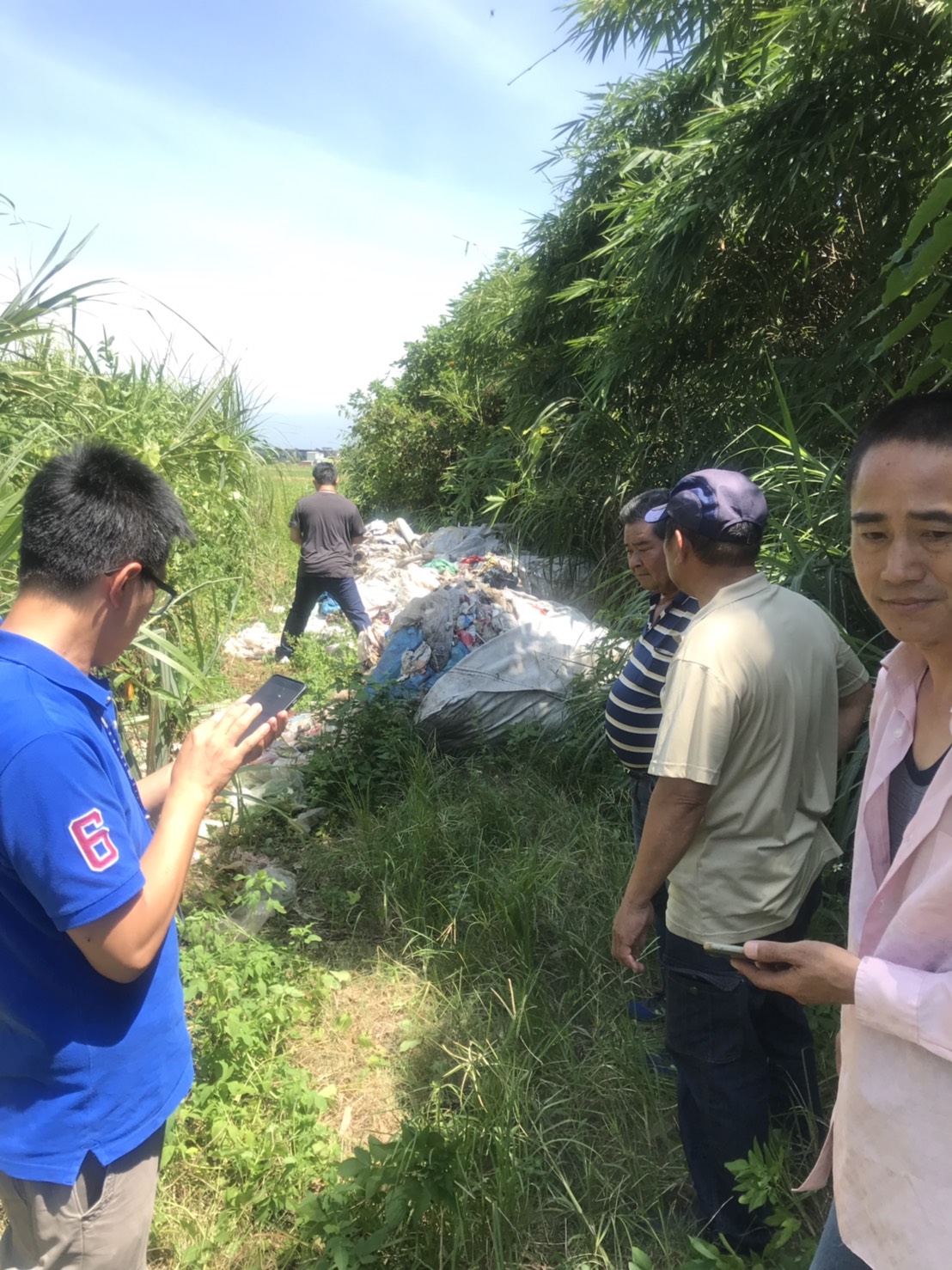 三奇村被偷倒垃圾現場一片雜亂