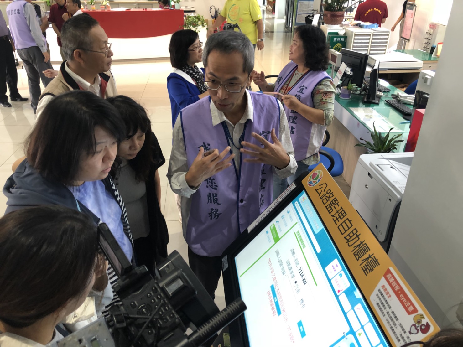 頭城鎮公所人員向民眾講解機器如何操作