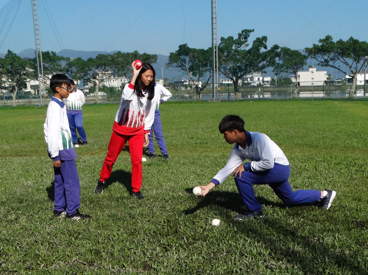 同學們練習高智爾球