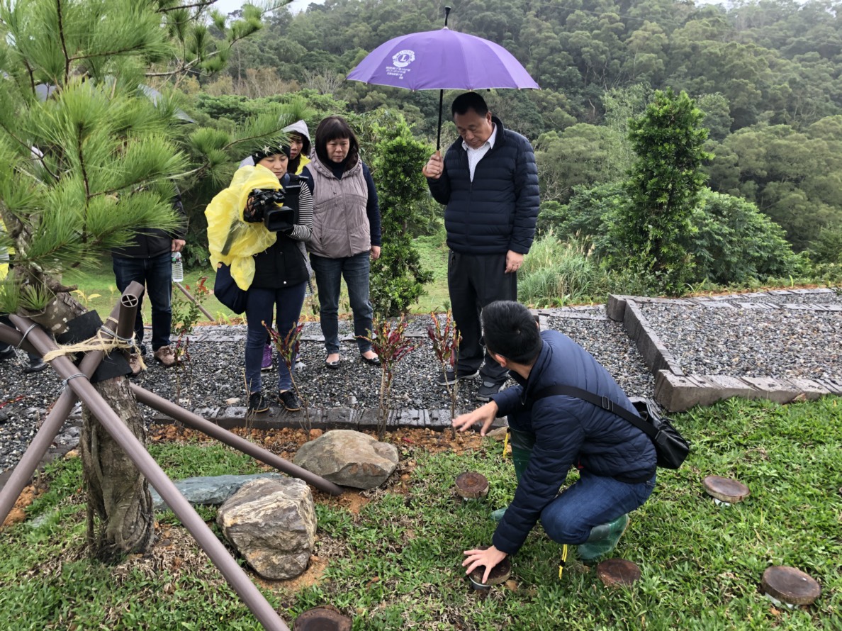 曹乾舜鎮長巡視自然葬園區