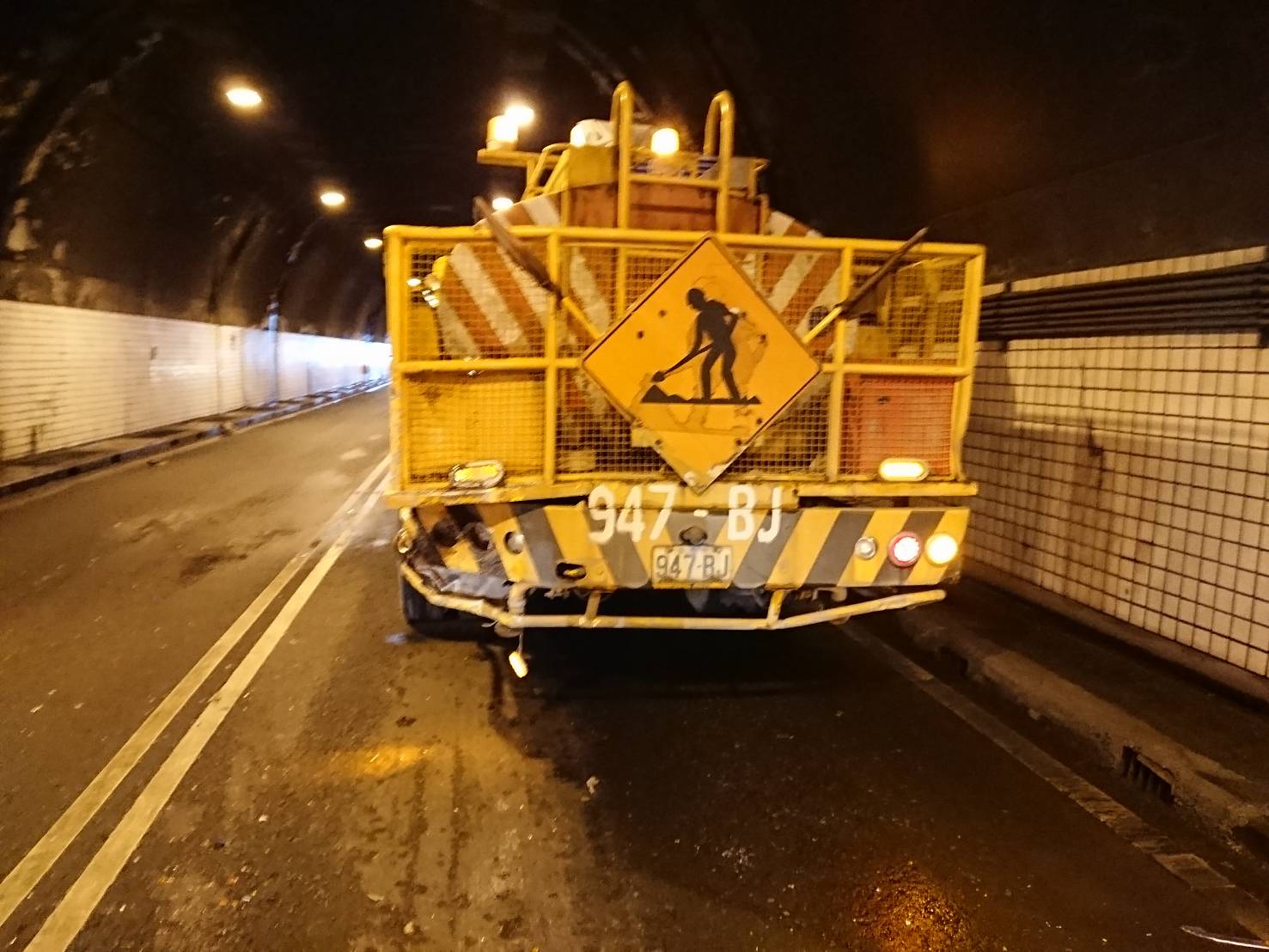 與自小客發生車禍的灑水車