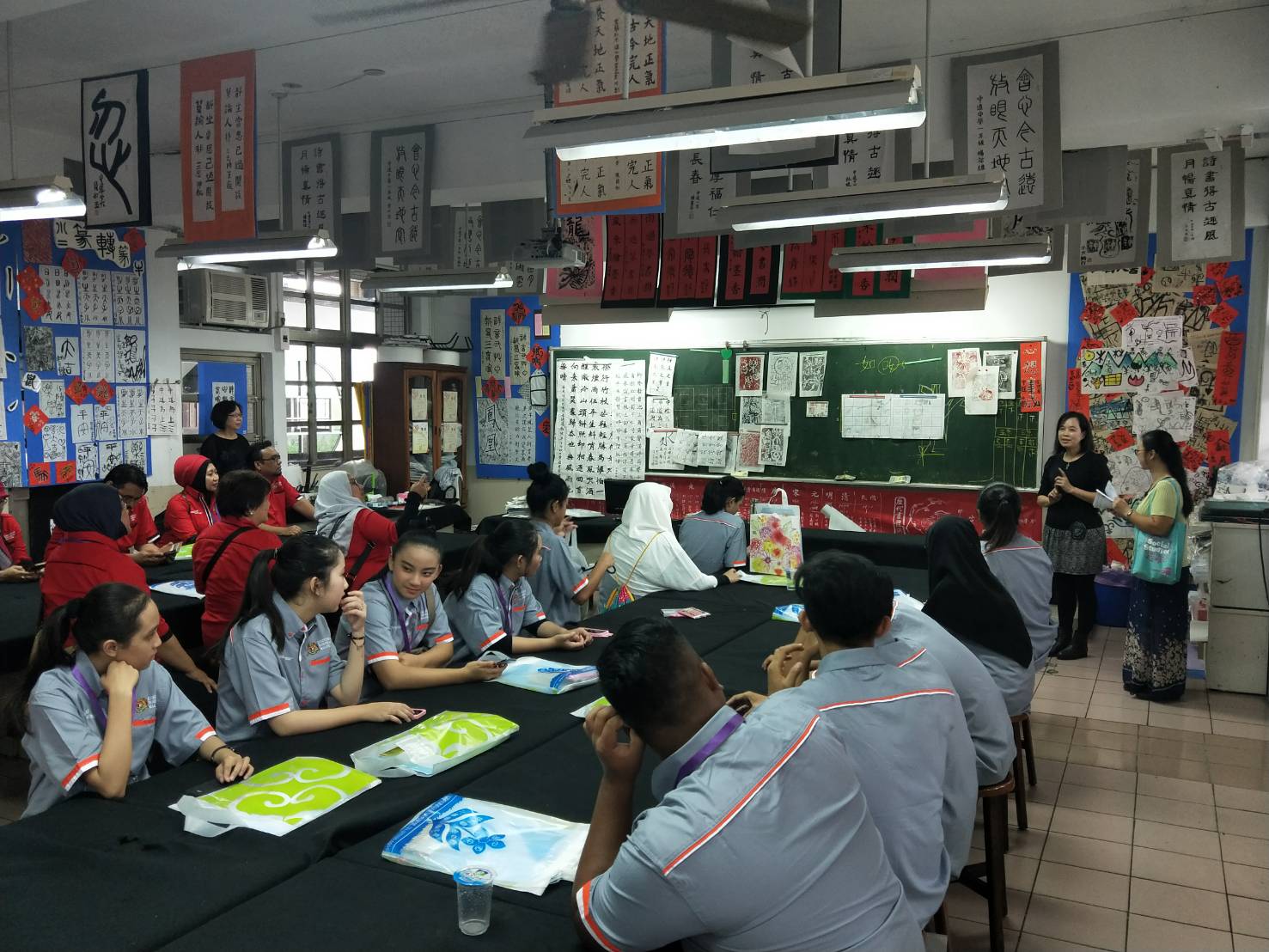 中道中學帶馬來西亞教育參訪團師生，參觀本校的書法教室