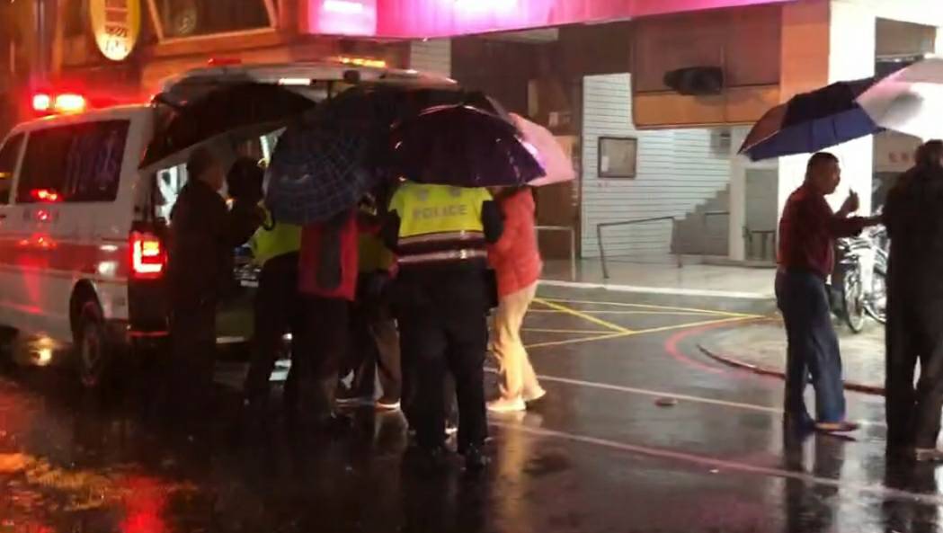 警員處理車禍忙爆