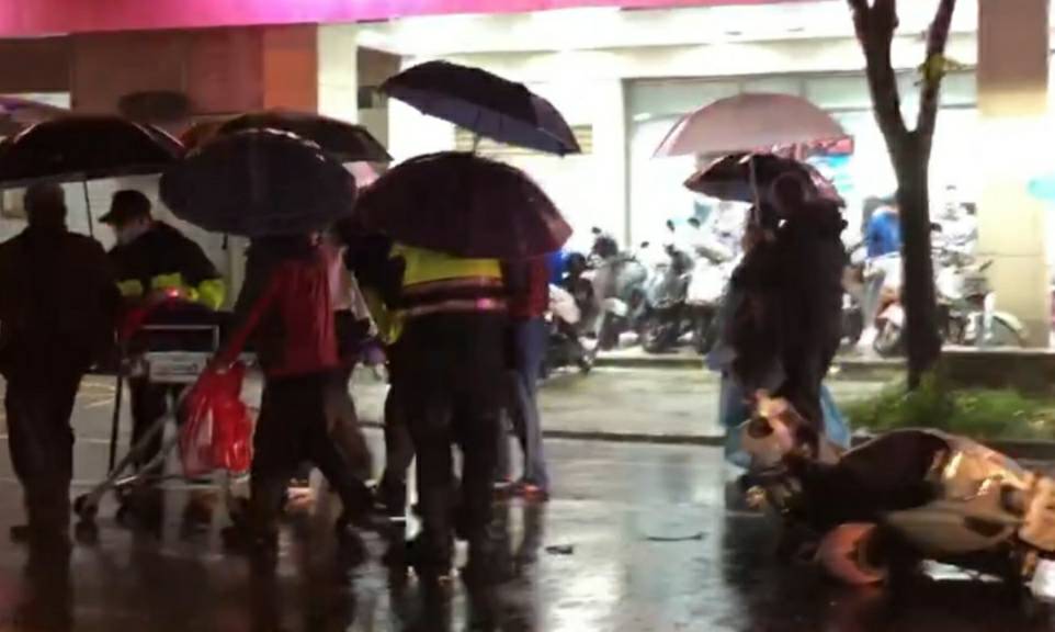 警員處理車禍忙爆