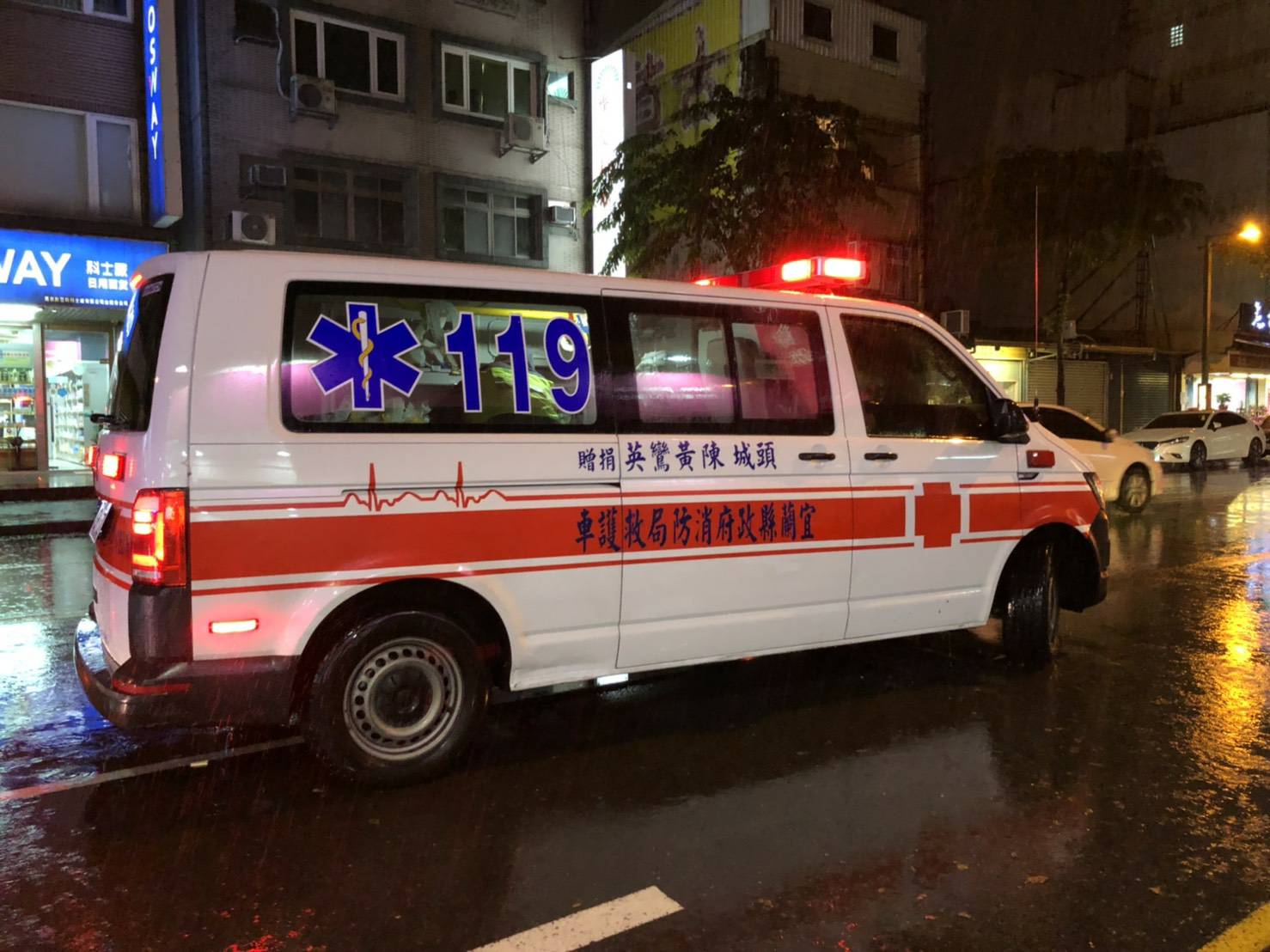 警員處理車禍忙爆