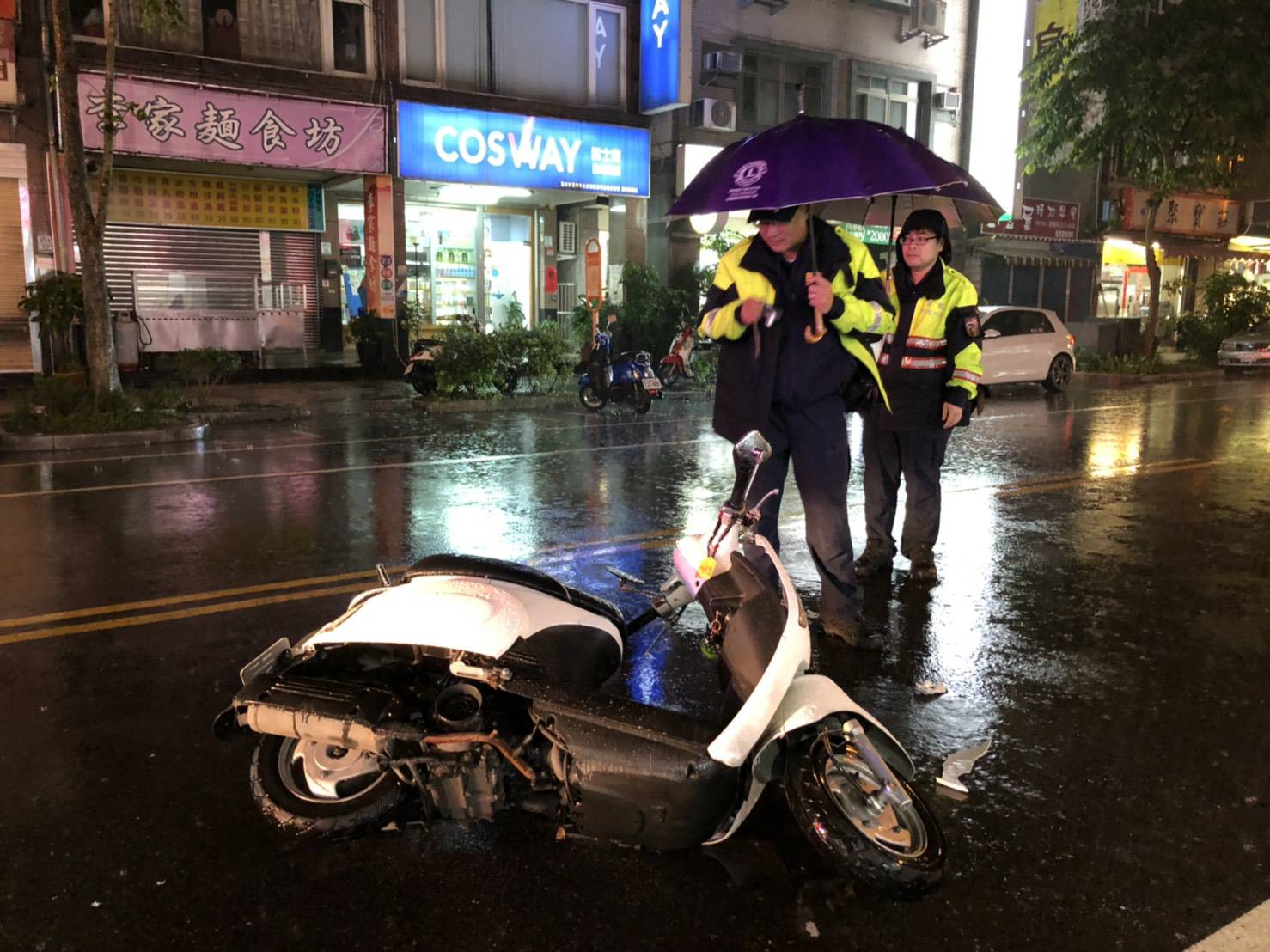 警員處理車禍忙爆