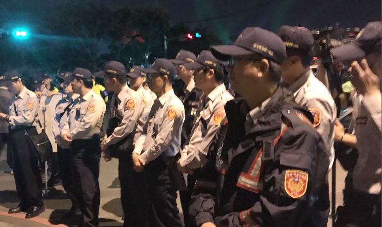  警方嚴陣以待