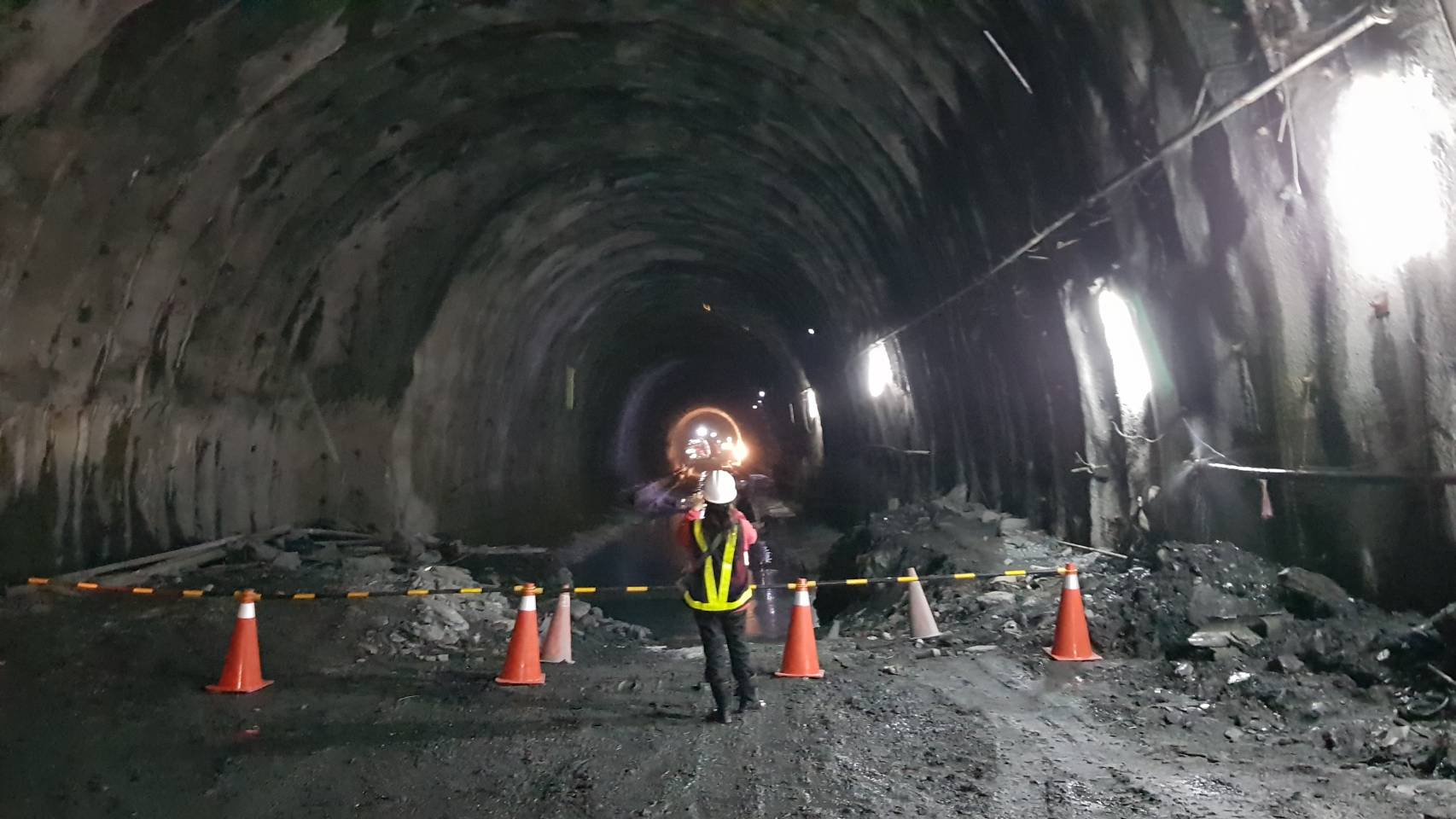 地面一處像水圳，工程人員表示因要打地拱，要向下挖。