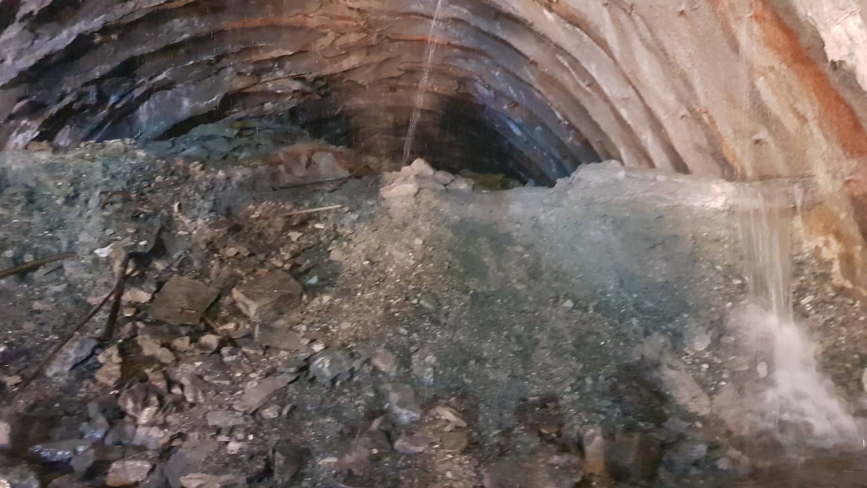 坍方處右邊成了小溪流