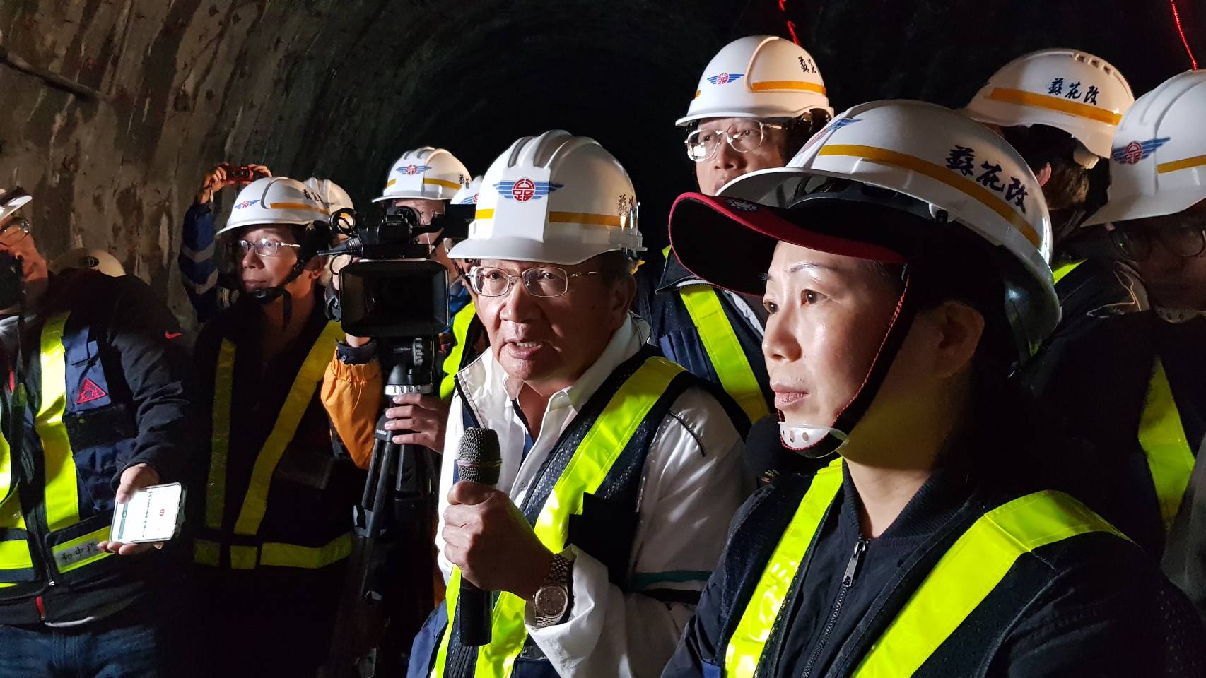 徐榛蔚立委（右）指交通部長是裝不知情？