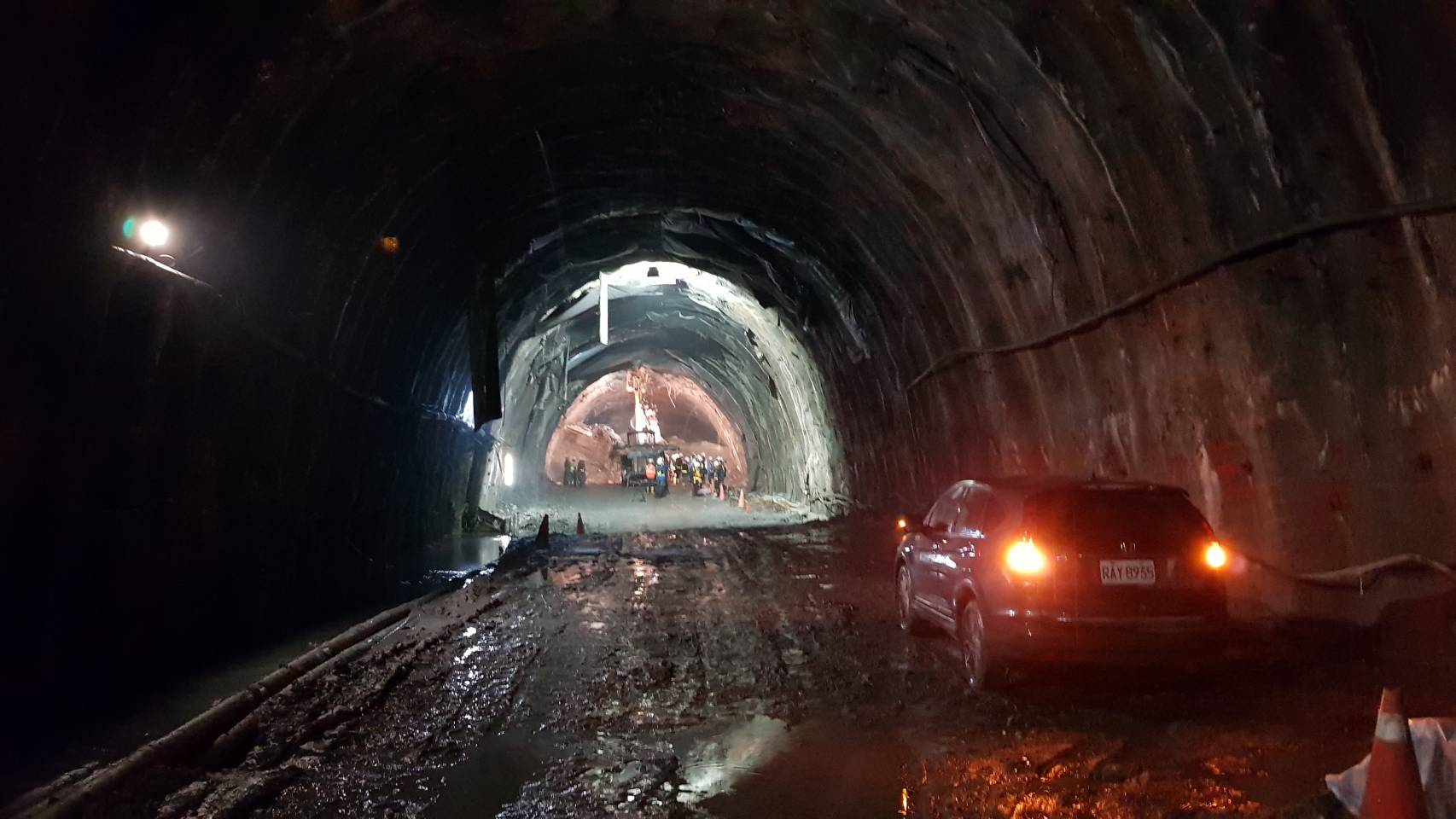 隧道內地面泥濘
