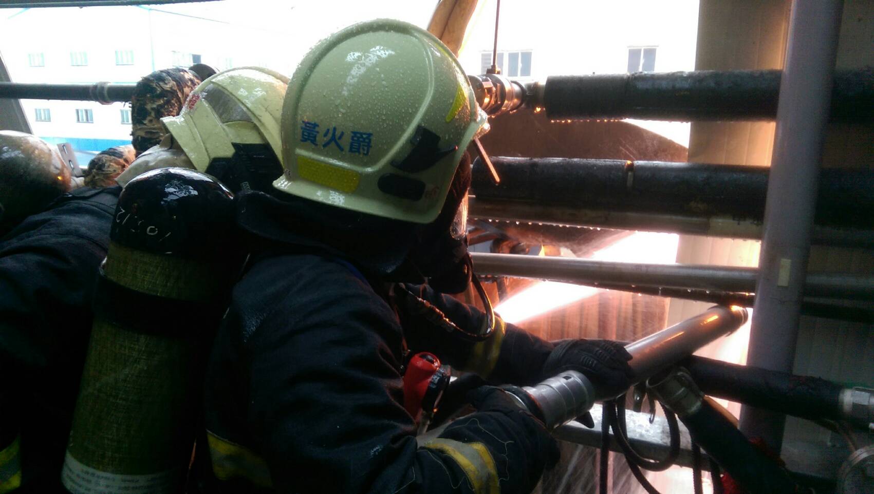 冬山鄉湘宜企業有限公司甲苯氣爆引發大火,消防隊急往馳援滅火