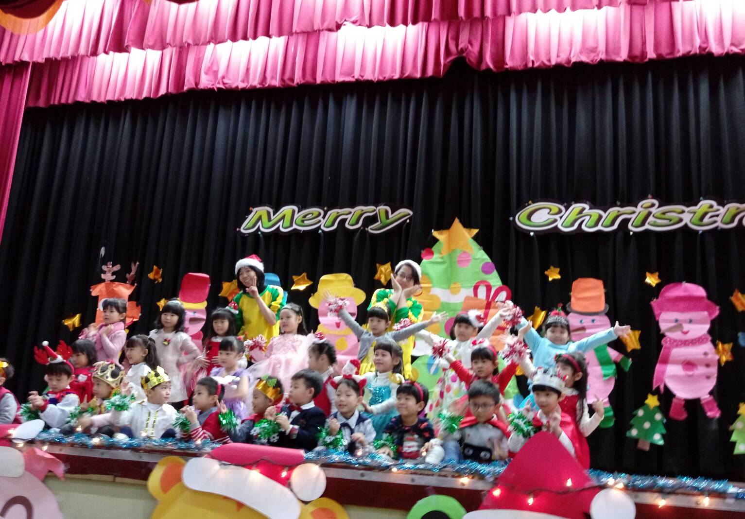 中B班小朋友表演公主、王子