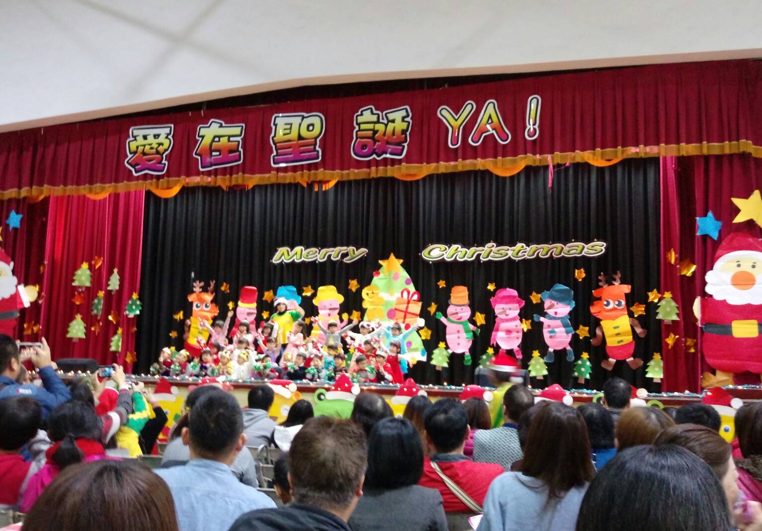 中A班小朋友表演麋鹿