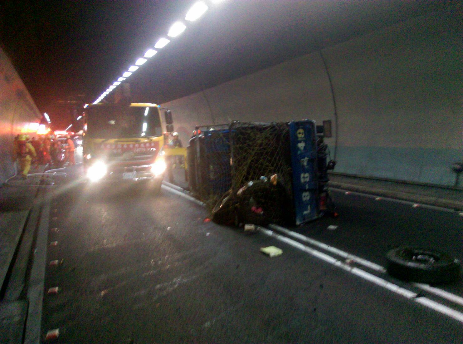 國五雪隧南下22.6K車禍2男1女受傷 雙線交通暫封閉