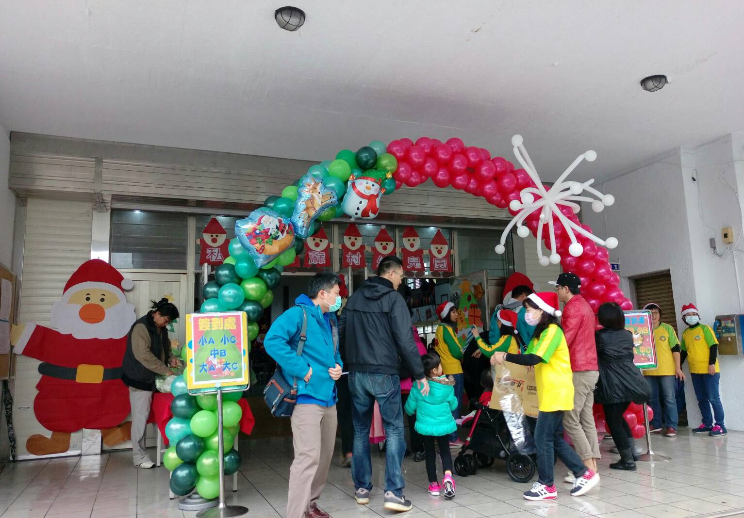 雨勢阻擋不了家長們參與寶貝登場的熱情