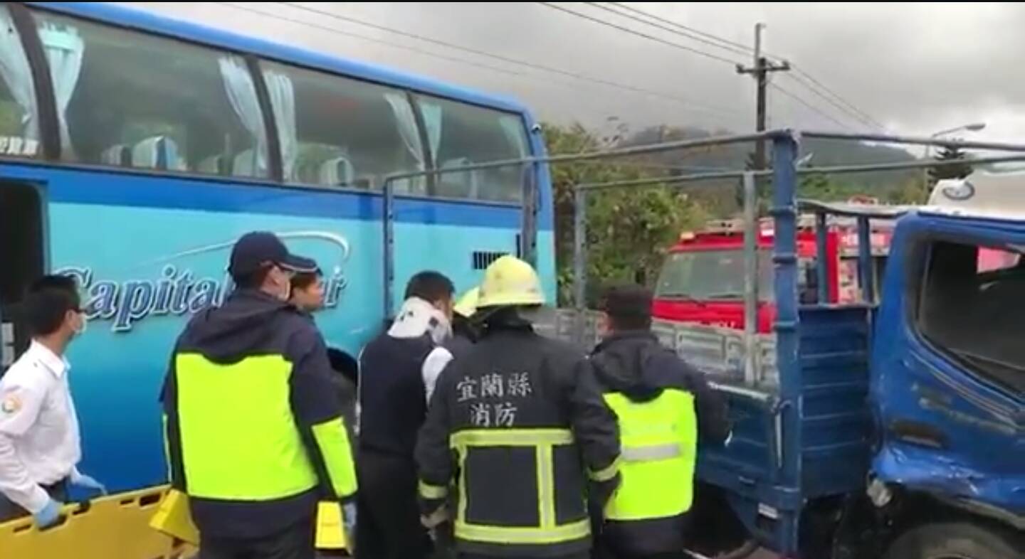 小貨車與首都客車對撞案影帶曝光 驚悚一瞬間